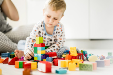 boy-with-mom-playing-colorful-building-kit_0